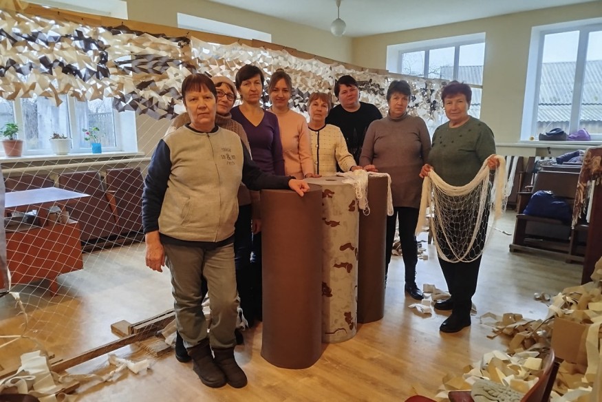 Акріс Агро (група AST) забезпечила майстринь Чернігівщини тканиною для плетіння маскувальних сіток